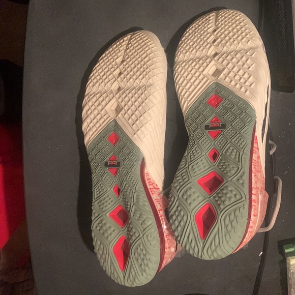 Lebrons 18 - Picture 4 of 5